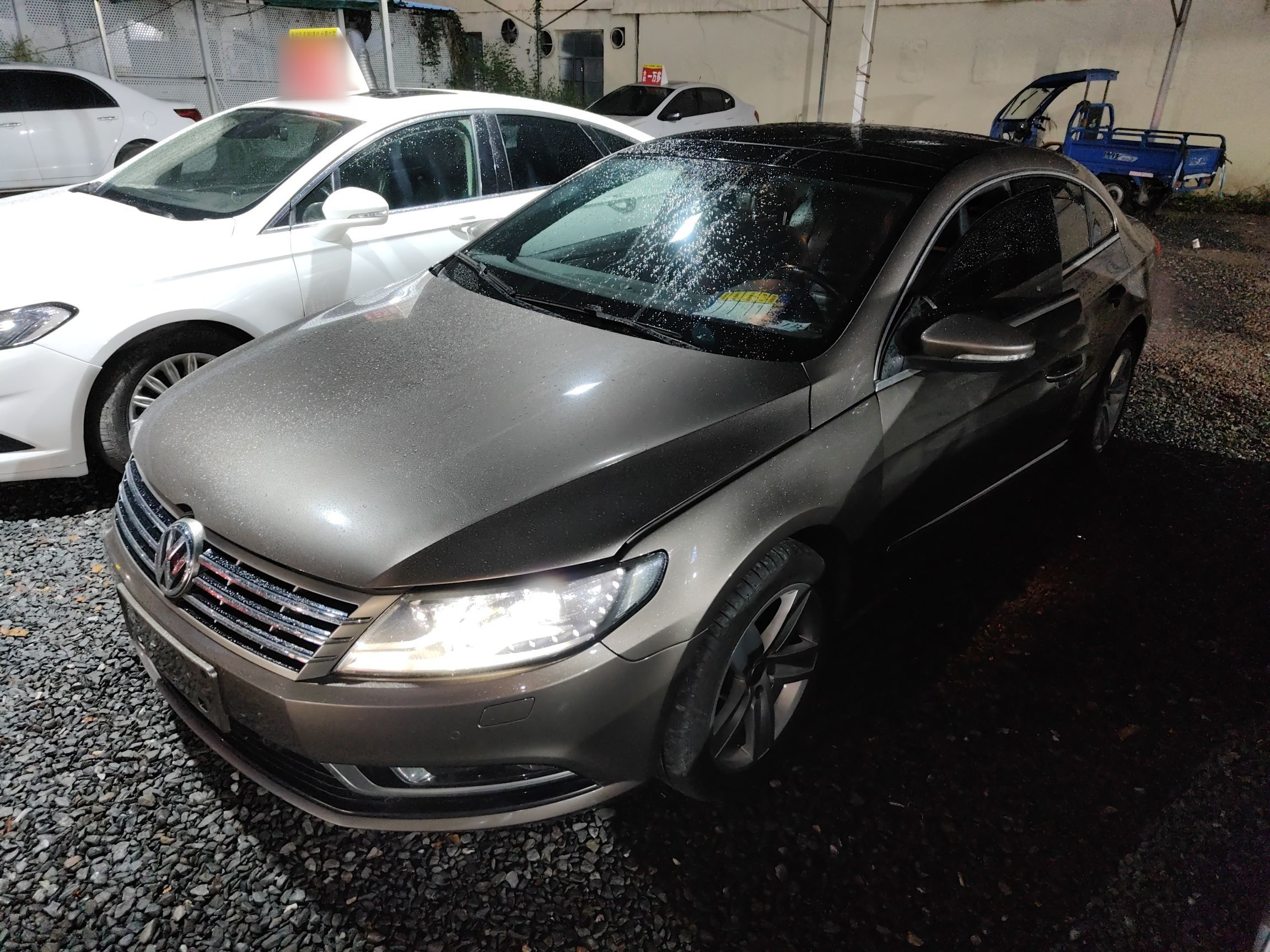 تحت مقدمة السيارة