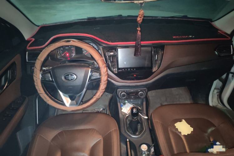 Used FAW Senya R7 2016 1.6L Manual Luxury Model Center Console