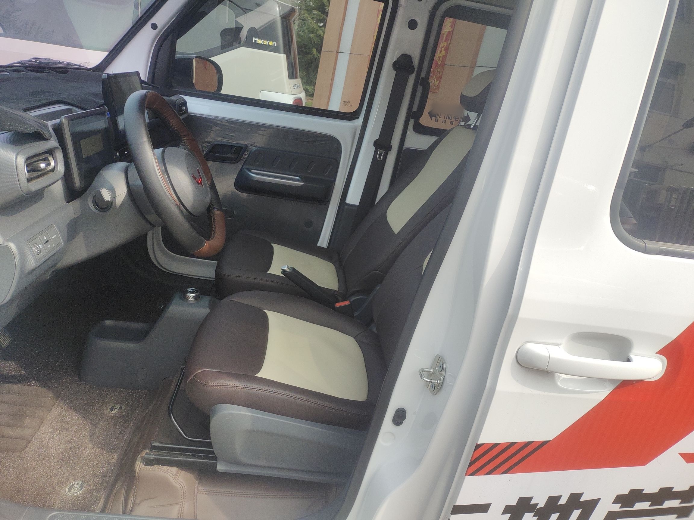 Переднее сиденье в автомобиле