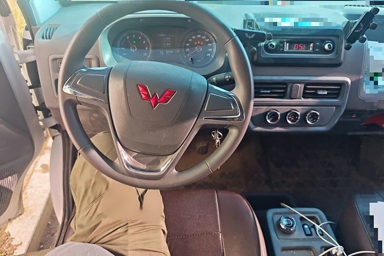 Used Wuling Yangguang 2024 300km Comfort-Grade Passenger Van 60kW