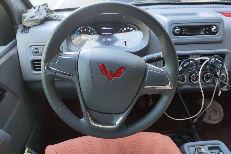 Used Wuling Yangguang 2025 Model 310KM Bus Edition—Customized by CATL
