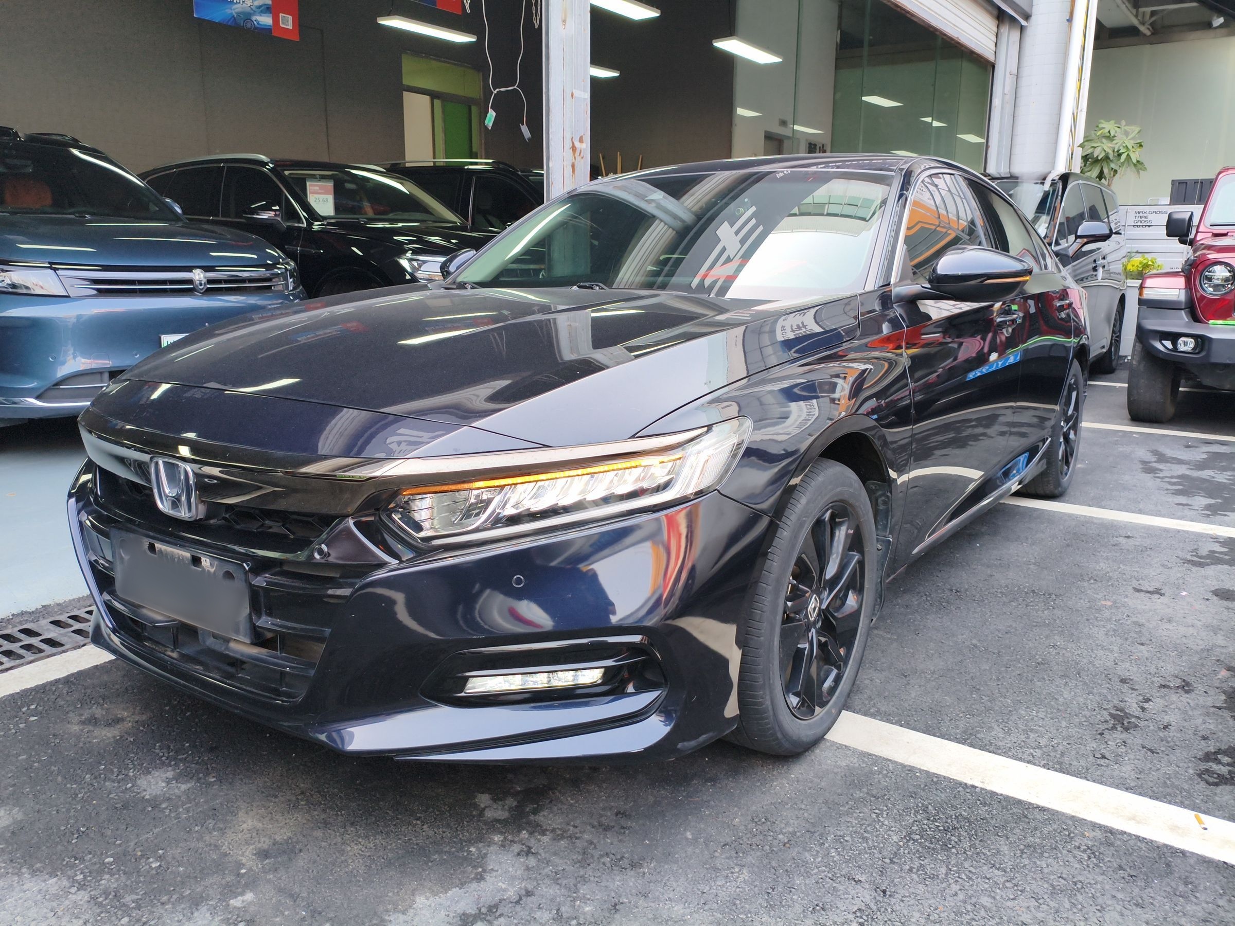 Под передней частью автомобиля