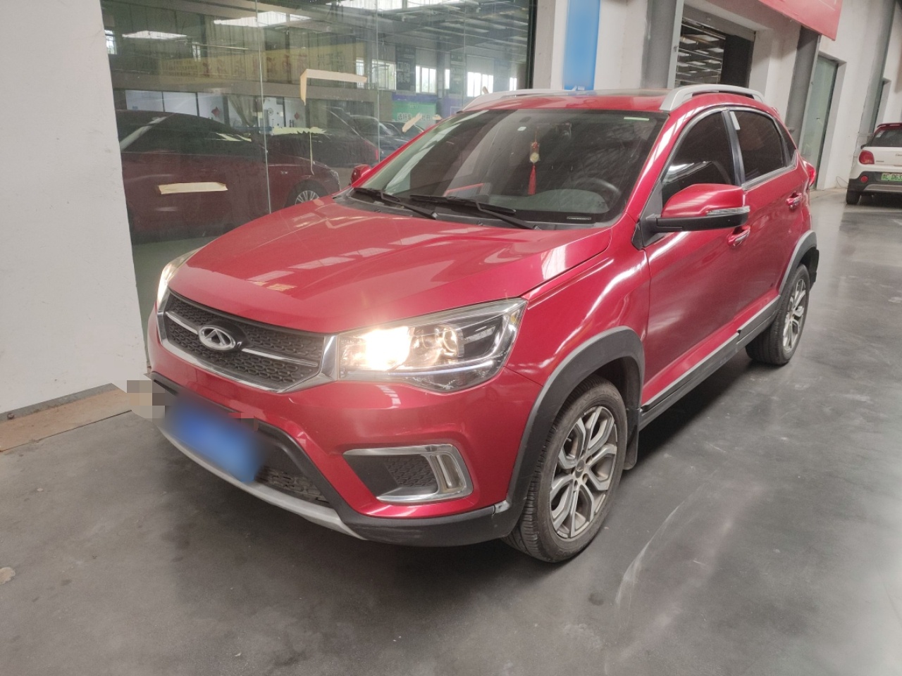 تحت مقدمة السيارة