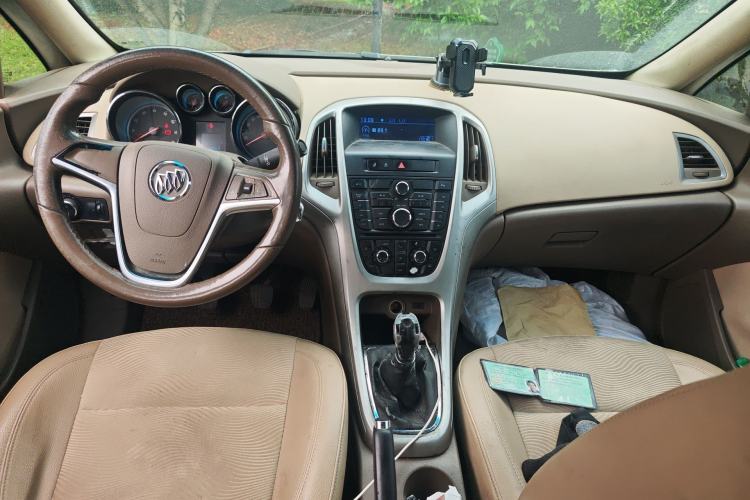 Used Buick GT 2010 GT 1.6L Manual Entry-Level Model Center Console