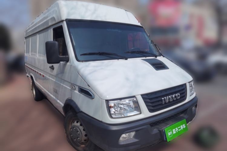 Used Iveco Daily 2021 2.8T V40 VAN厢式 Cargo Van 3-Seater Long Wheelbase Mid-Roof Design Dual Tires Manual Door Front Right 45 Deg