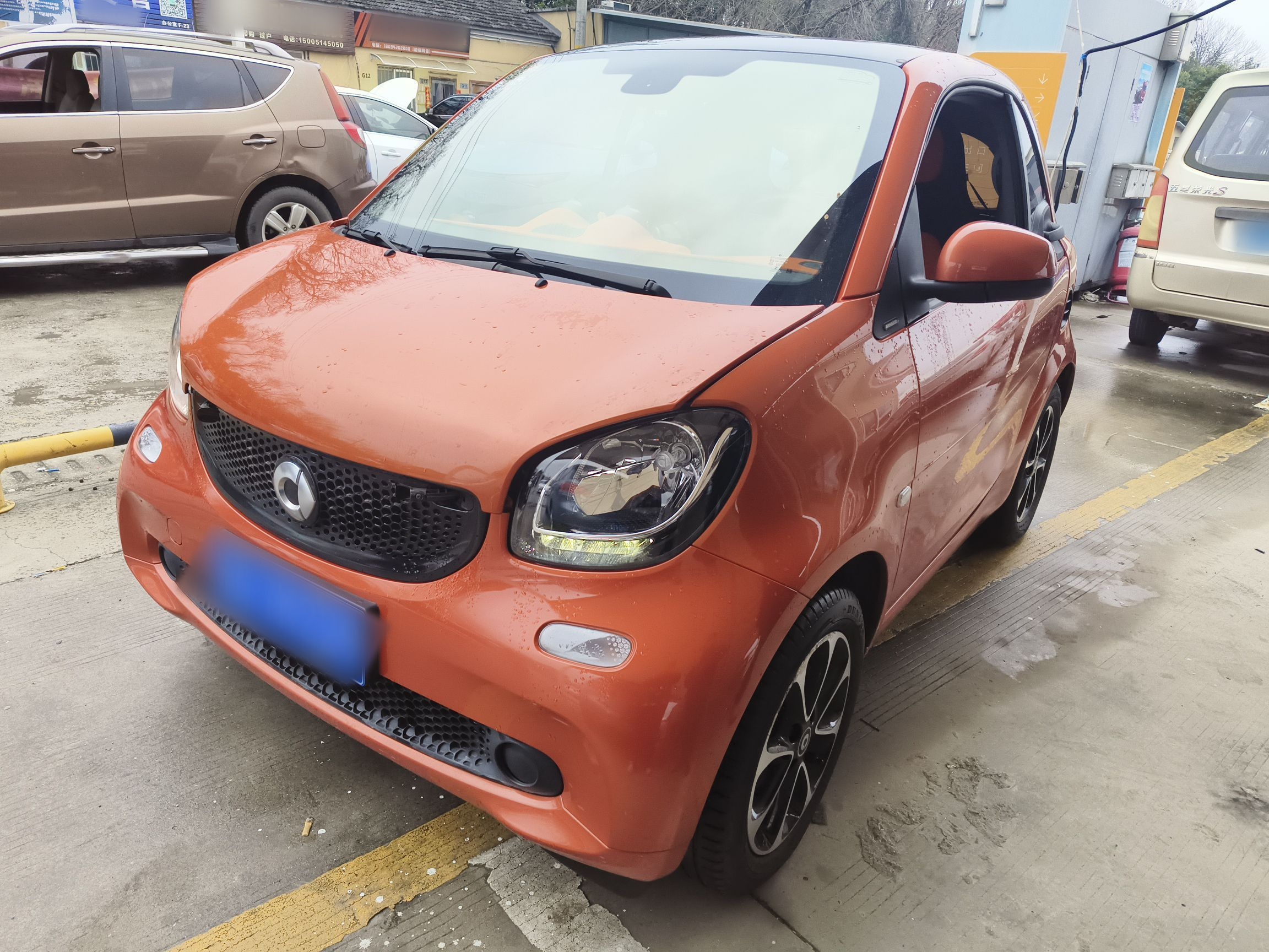 Под передней частью автомобиля