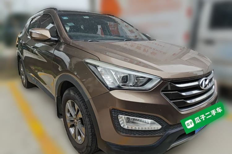 Used Hyundai Santa Fe 2013 2.4L Automatic Two-Wheel Drive Smart Version Front Right 45 Deg