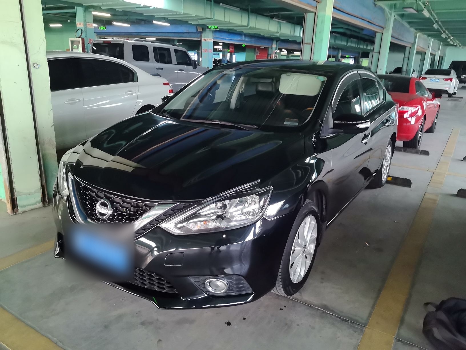 تحت مقدمة السيارة