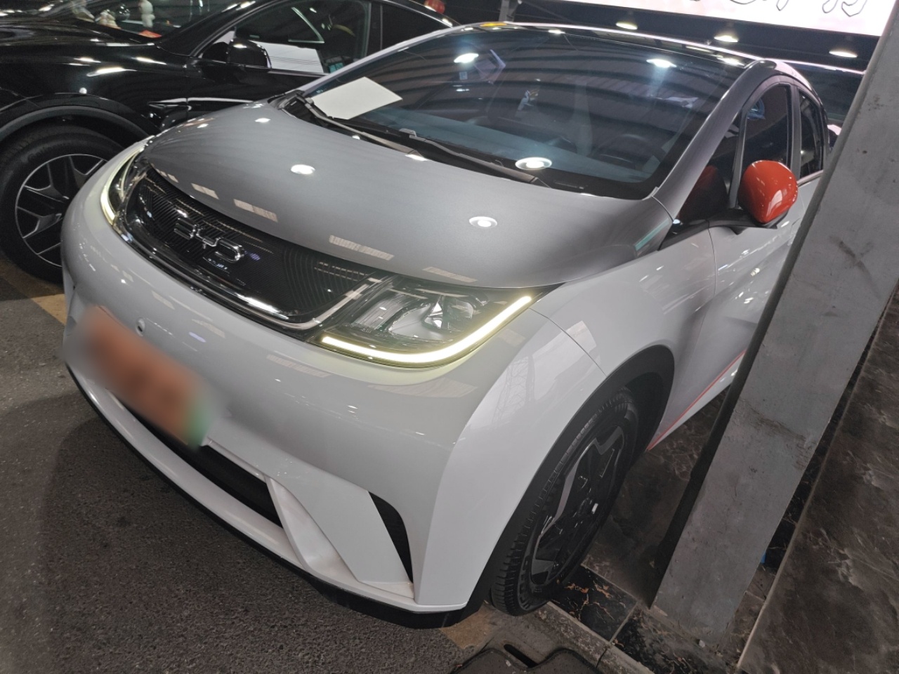 Под передней частью автомобиля