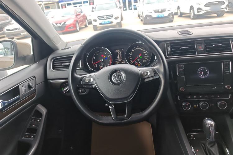 Used Volkswagen Sagitar 2017 230TSI Automatic Luxury Edition Steering Wheel