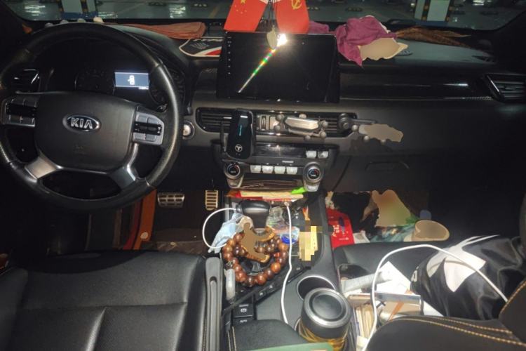 Used Kia KX7 2017 2.0T Automatic 4WD DLX 7-Seater Center Console