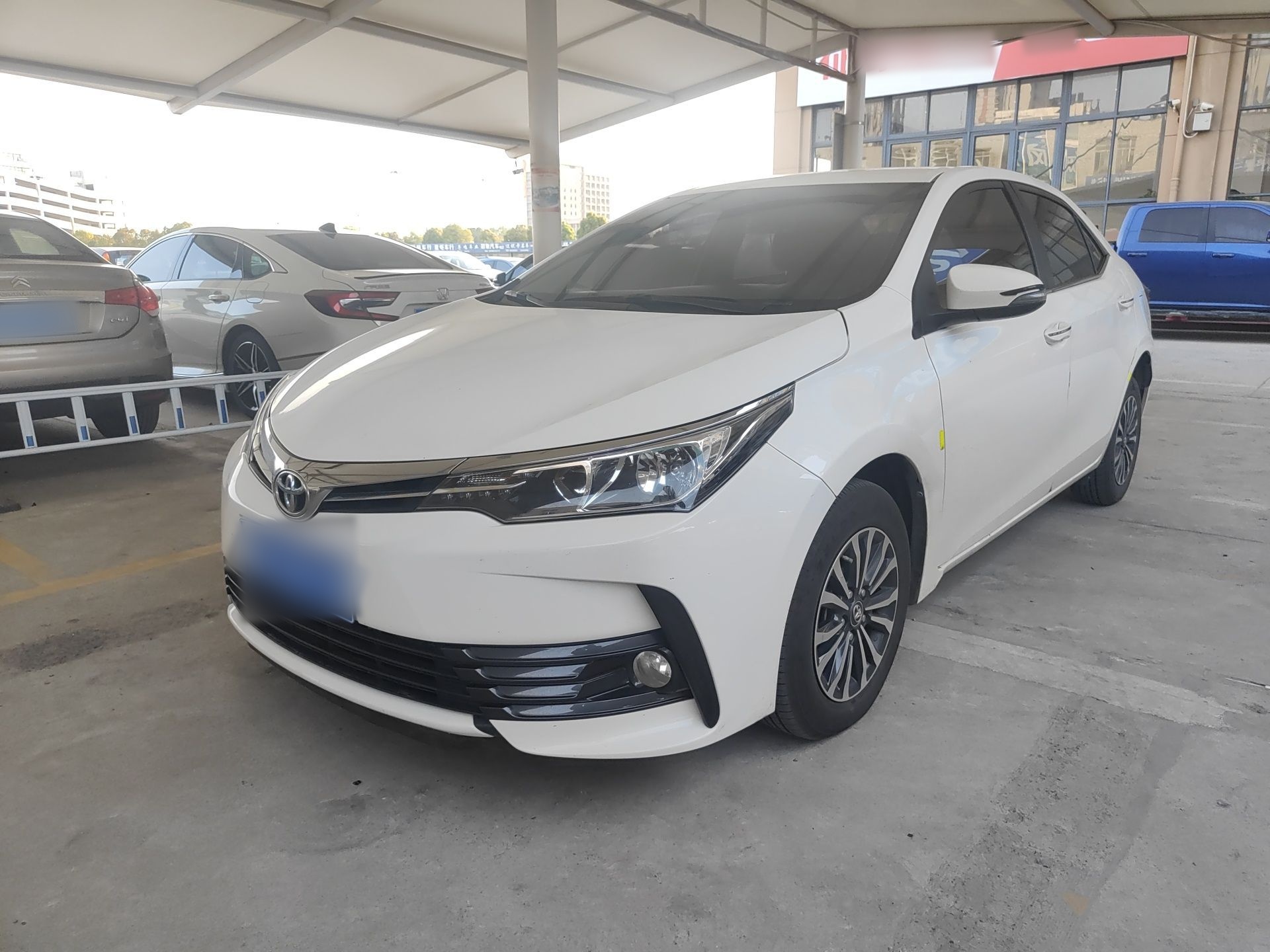 تحت مقدمة السيارة