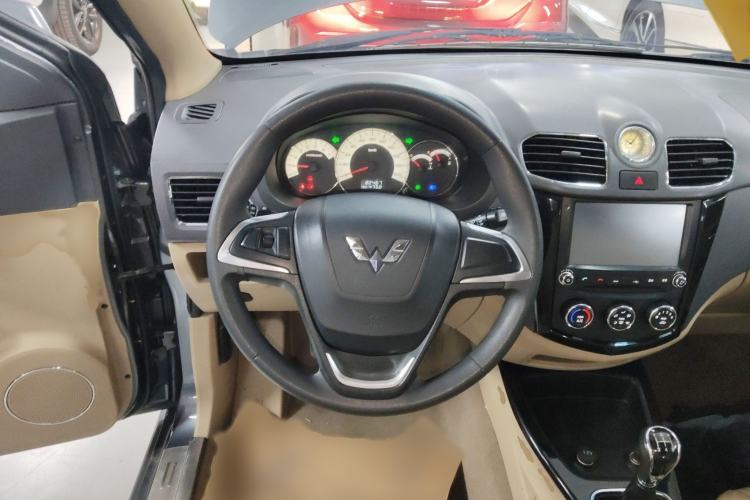 Used Wuling Hongguang 2014 1.5L S Luxury Model
