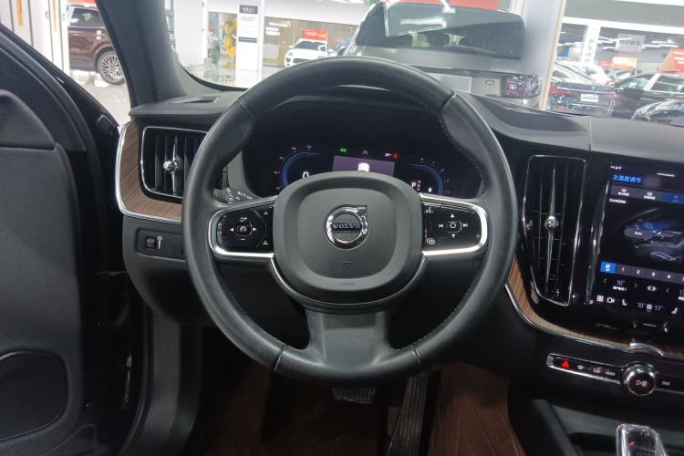 Used Volvo XC60 2022 B5 4x4 Smart Luxury Edition