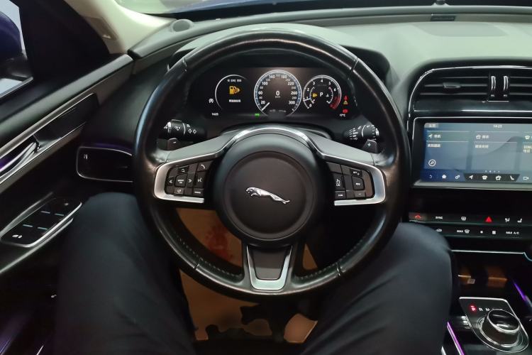 Used Jaguar XEL 2019 2.0T 200 PS Deluxe Edition Steering Wheel