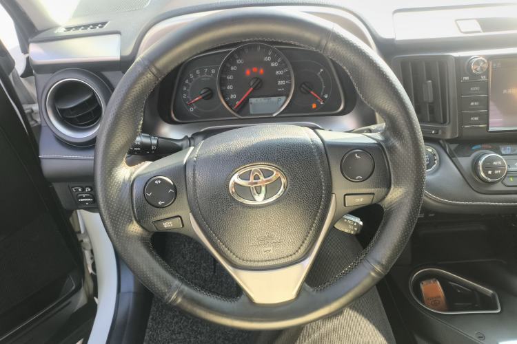 Used Toyota RAV4 2016 2.0L CVT Two-Wheel Drive Fashion Edition China V Standard
