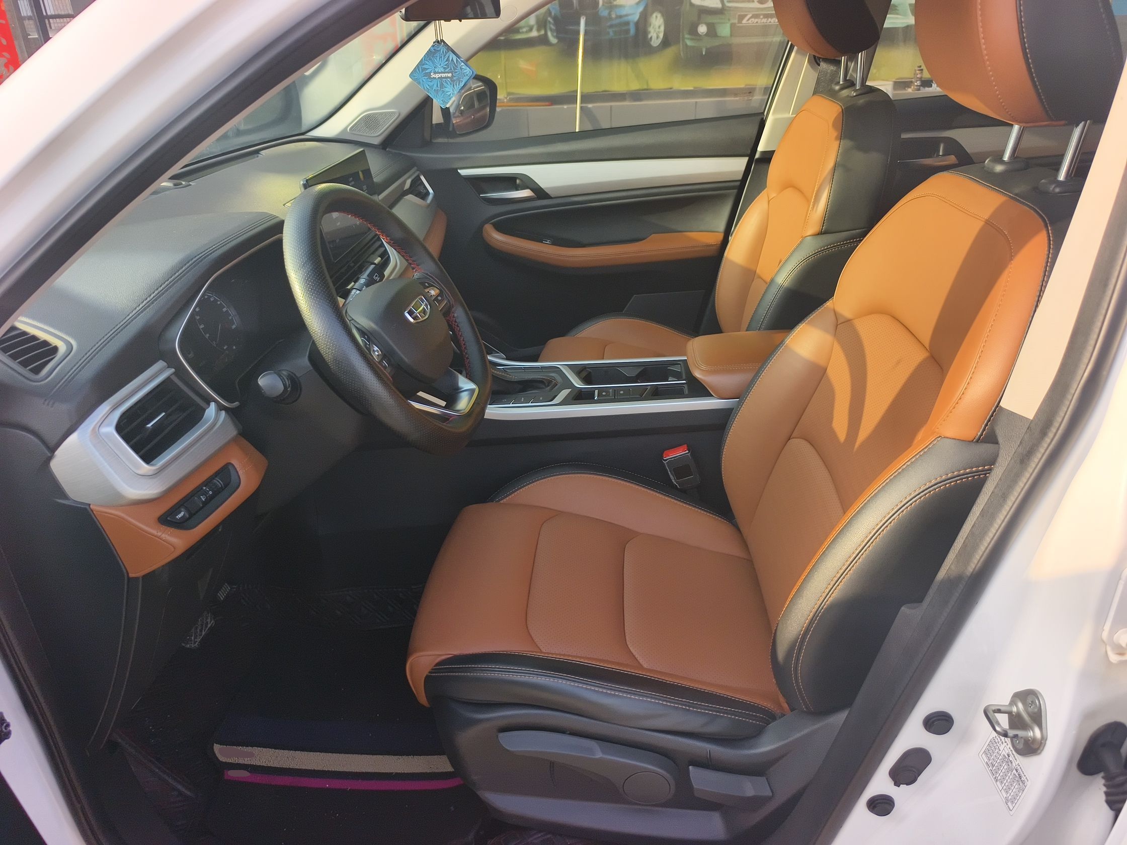 المقاعد الأمامية داخل السيارة