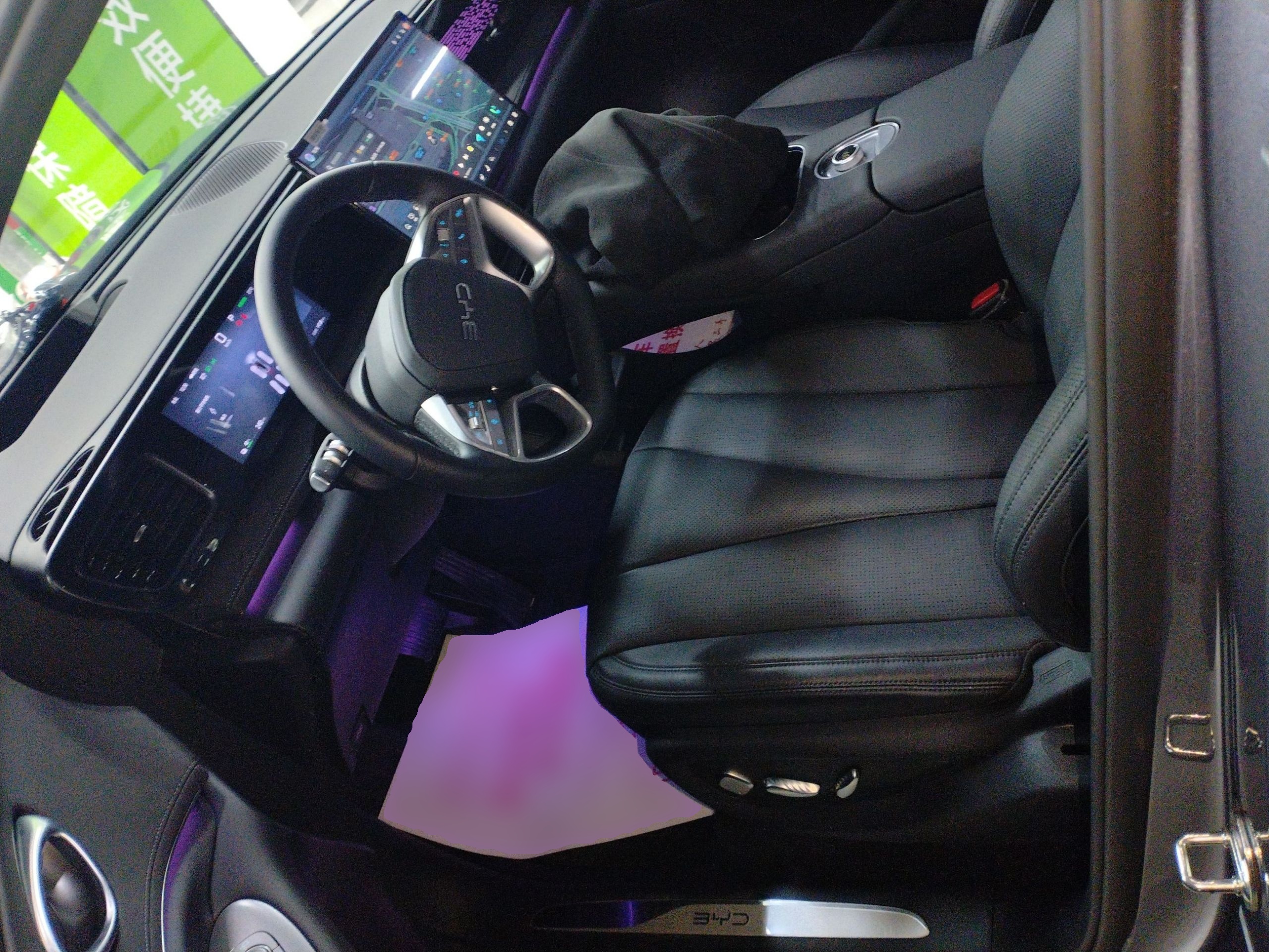 المقاعد الأمامية داخل السيارة