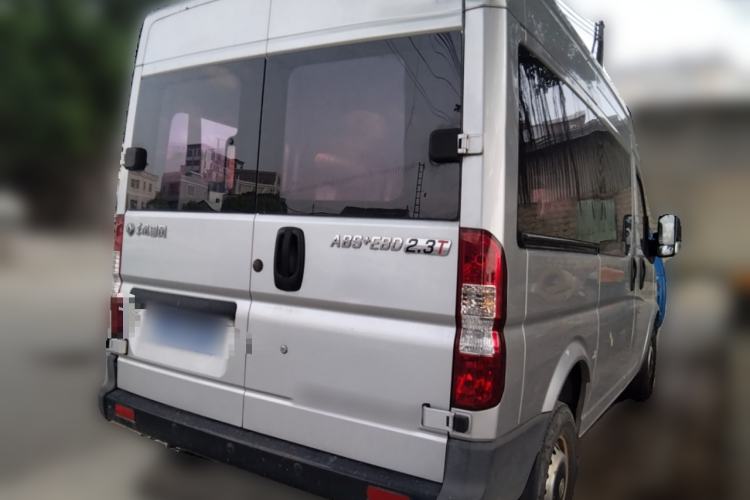 Used Dongfeng Yufeng 2018 2.3TA100 Standard Edition Logistics Vehicle Short Wheelbase Mid-Roof Design 5-9 Seater Powered by WP2.3 Rear Right 45 Deg