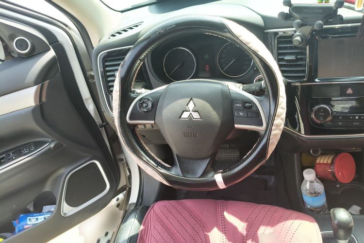 Used Mitsubishi Outlander 2014 2.4L 4x4 Deluxe Value Edition 5 Seats Steering Wheel