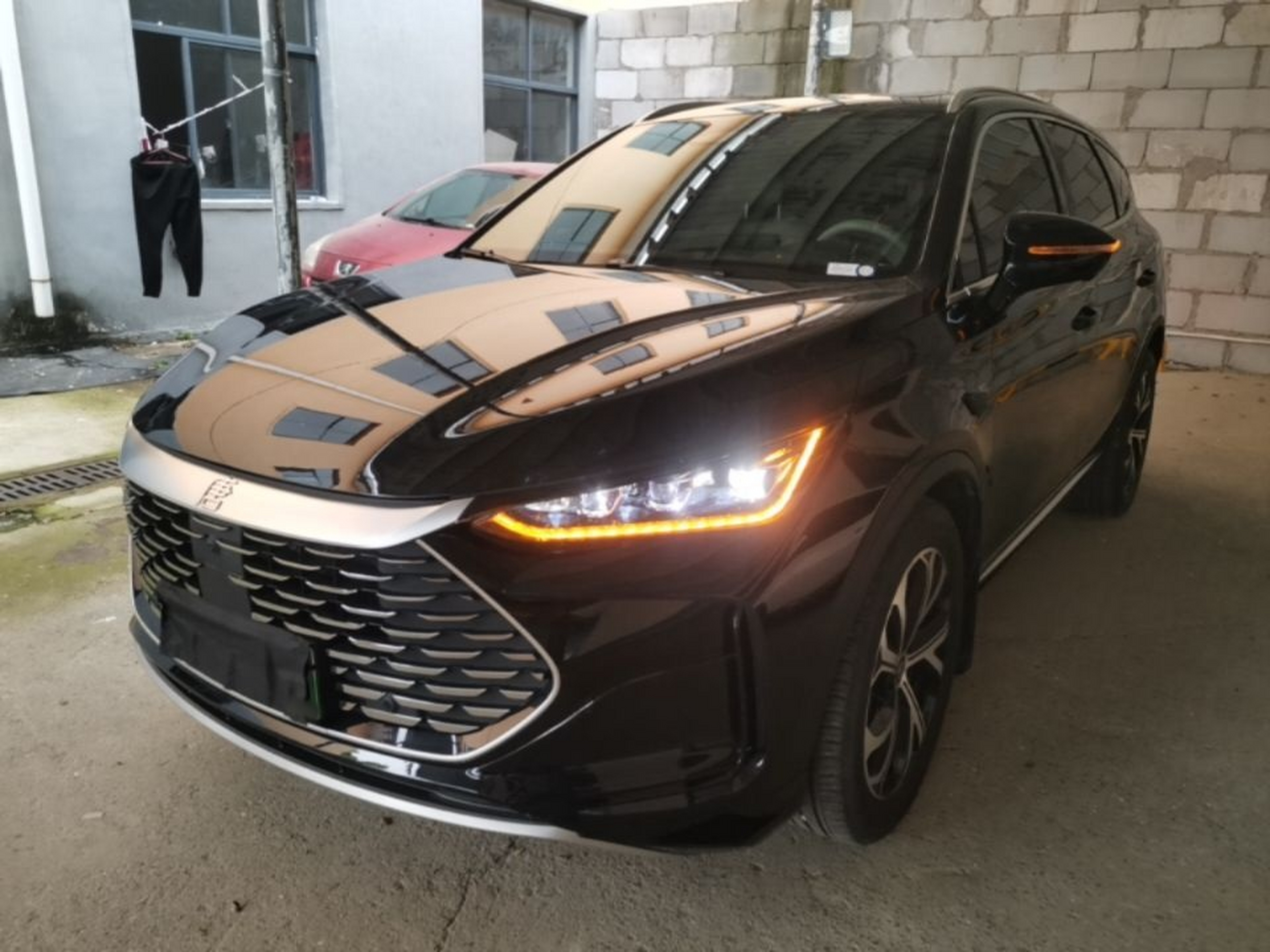 Под передней частью автомобиля