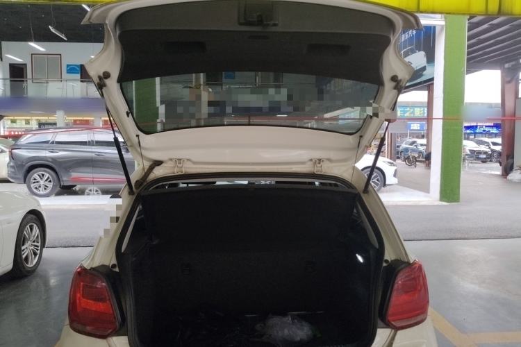 Used Volkswagen Polo 2016 1.4L Manual Fashion Model Trunk