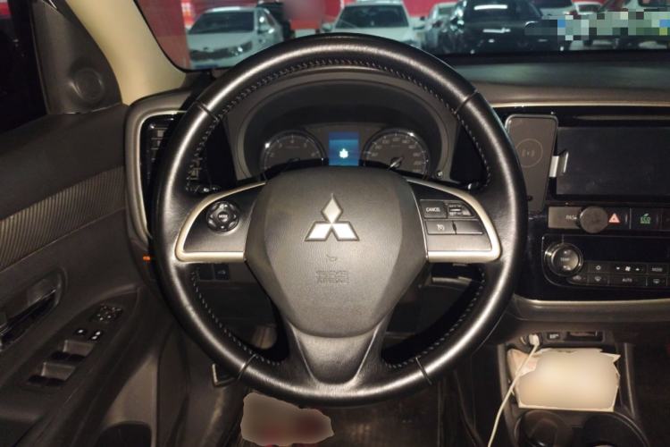 Used Mitsubishi Outlander 2014 2.4L 4x4 Deluxe Value Edition 5 Seats Steering Wheel