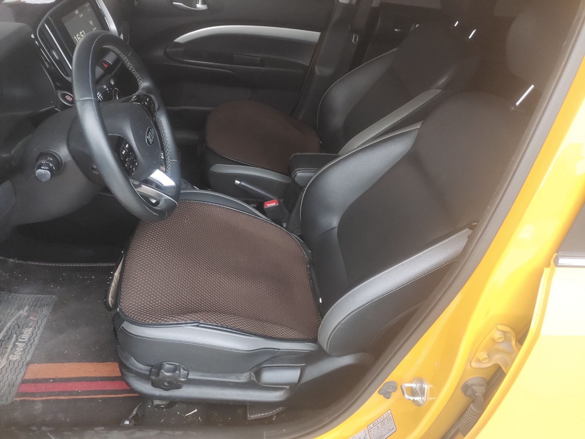 المقاعد الأمامية داخل السيارة