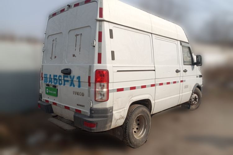 Used Iveco Daily 2020 2.8T V40 Cargo Van with Dual Tires Mid-Roof Design 3 Seats China V Emission Standard
