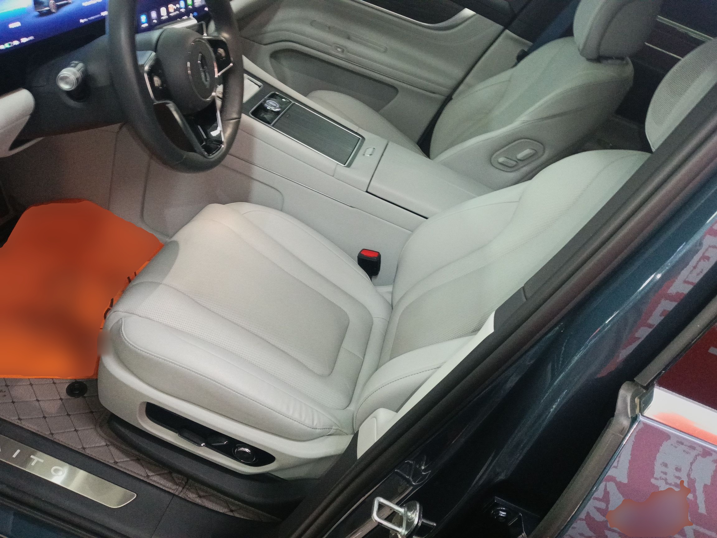 المقاعد الأمامية داخل السيارة