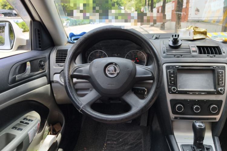 Used Skoda Octavia 2015 Classic Model 1.6L Automatic Elegance Edition Steering Wheel