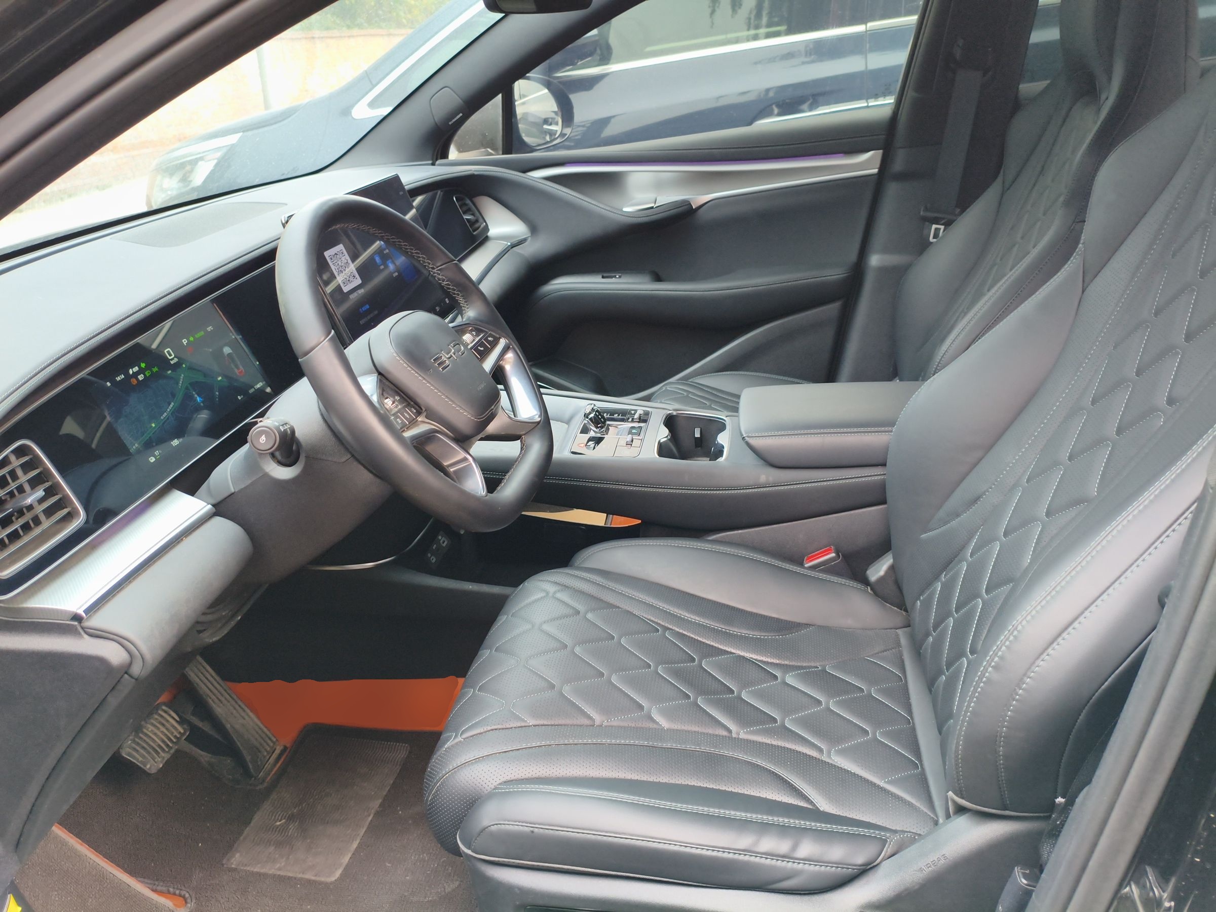 المقاعد الأمامية داخل السيارة