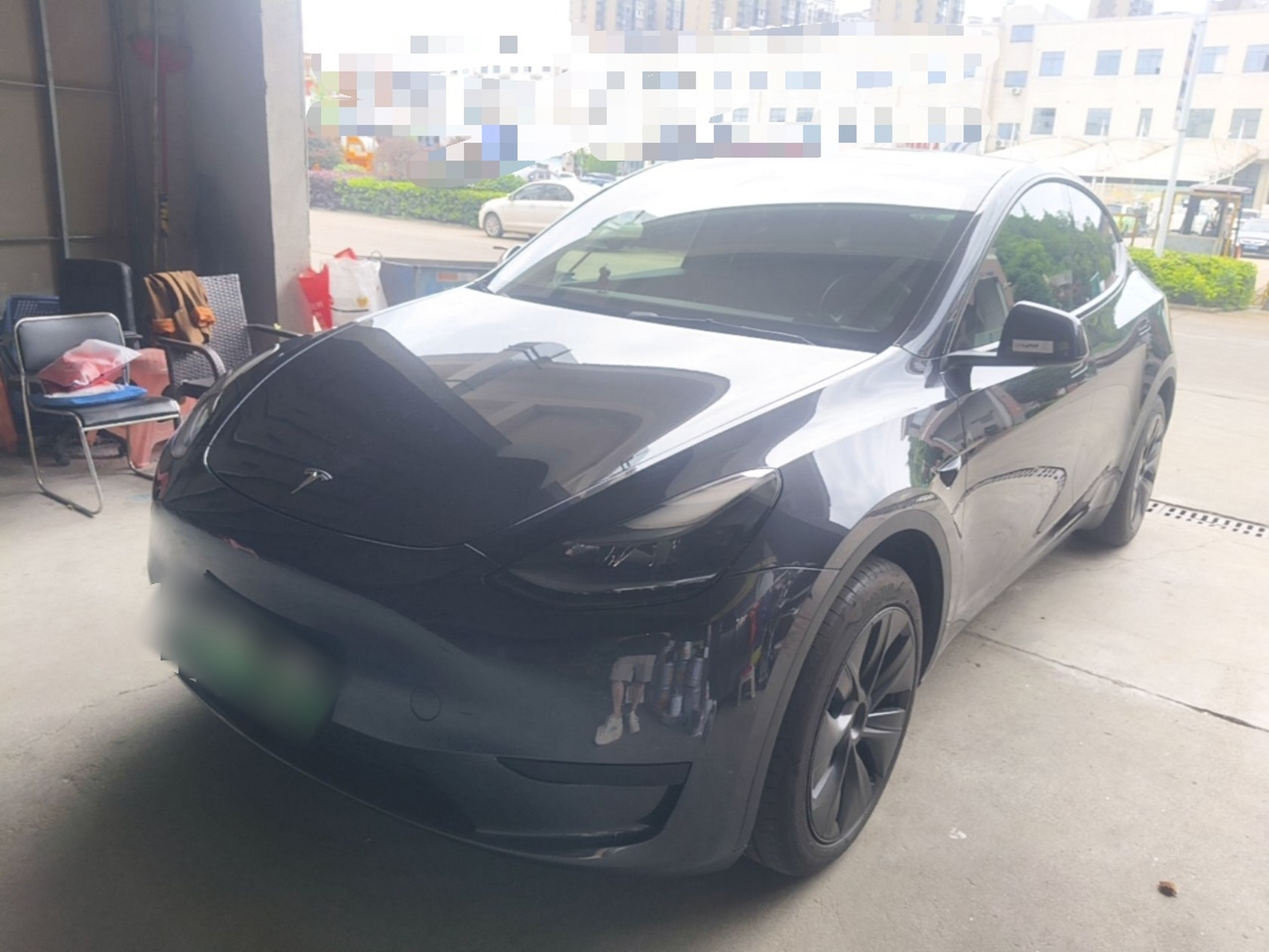 Под передней частью автомобиля