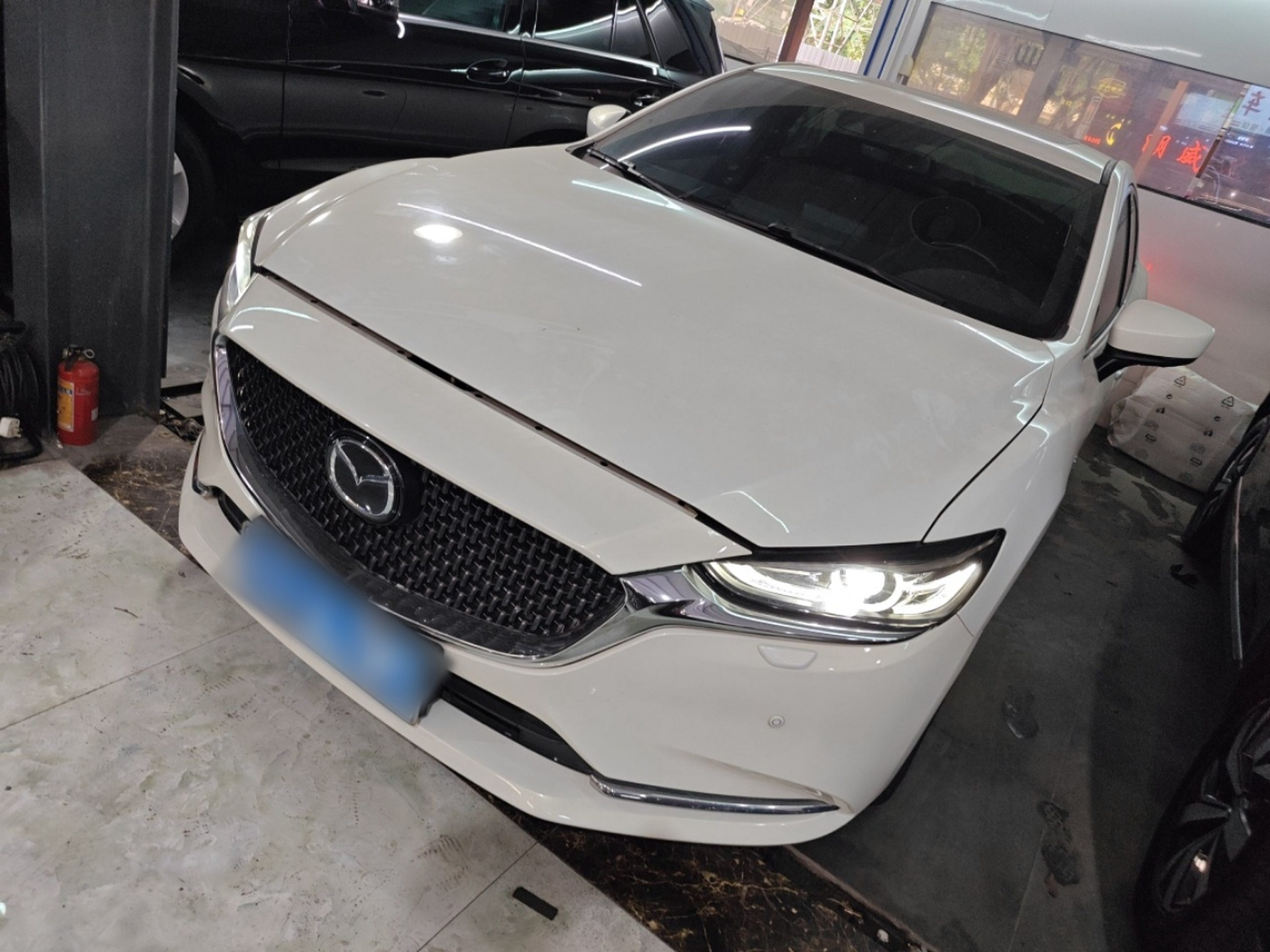 تحت مقدمة السيارة