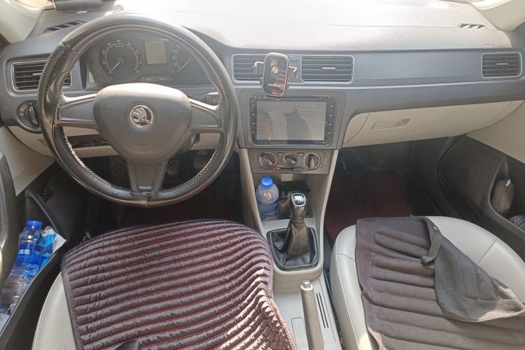 Used Skoda Rapid 2016 1.6L Manual Trend Edition Center Console