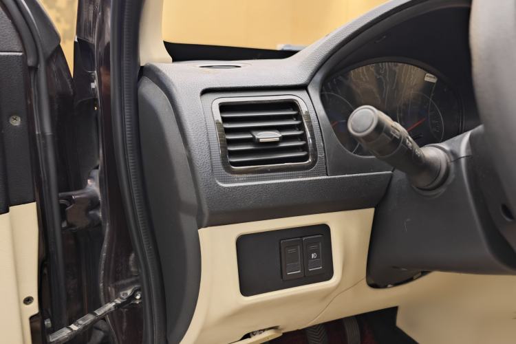 Used Dongfeng Fengon 370 2016 1.5L Manual Standard Edition SFG15-02 7 Seats Interior 4