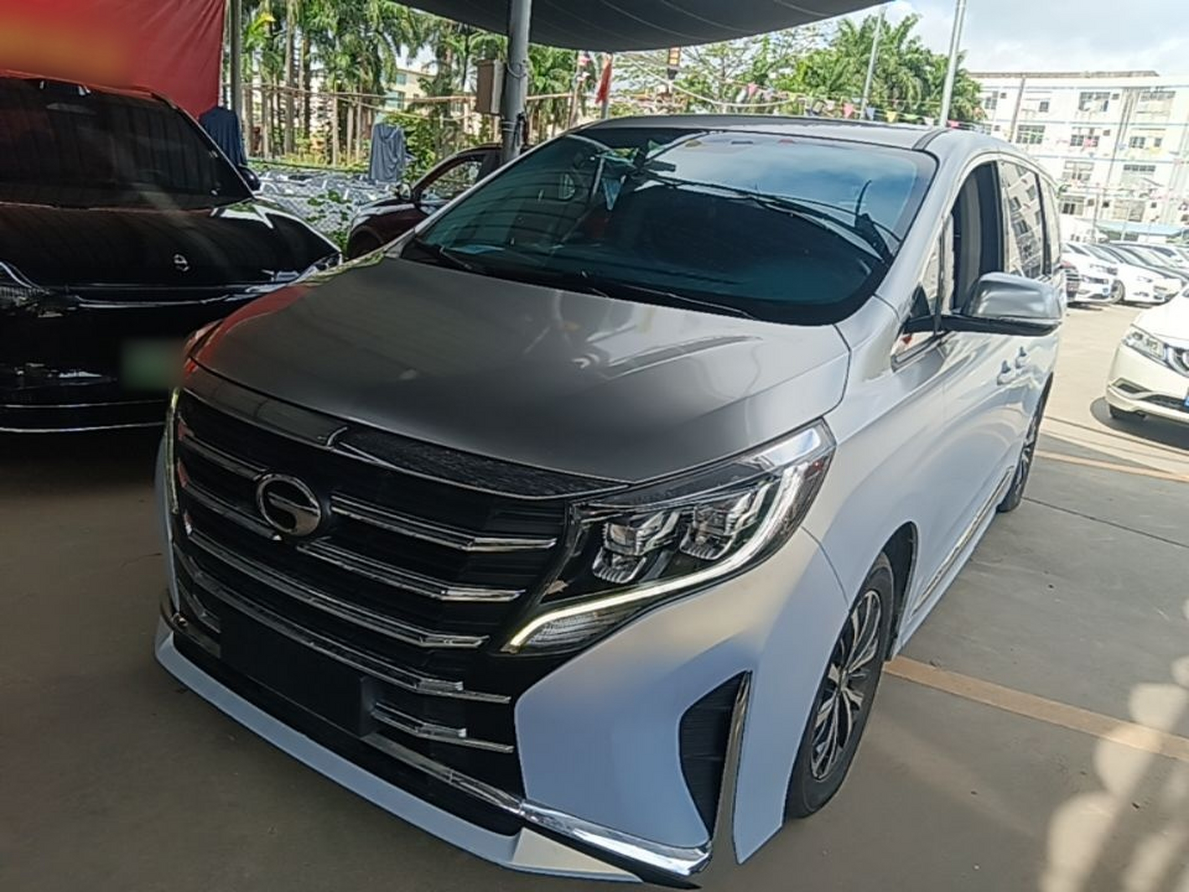 Под передней частью автомобиля