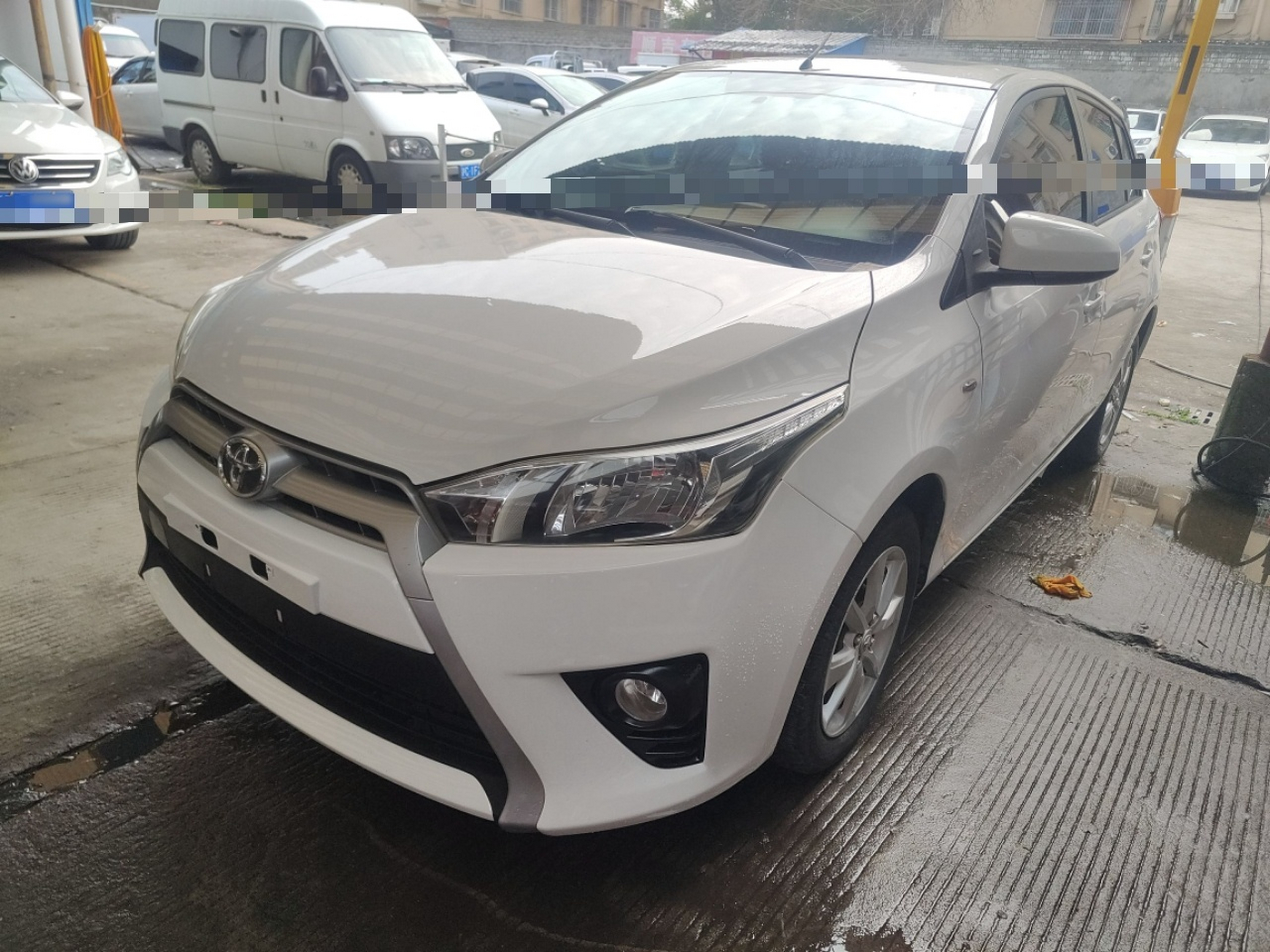 تحت مقدمة السيارة