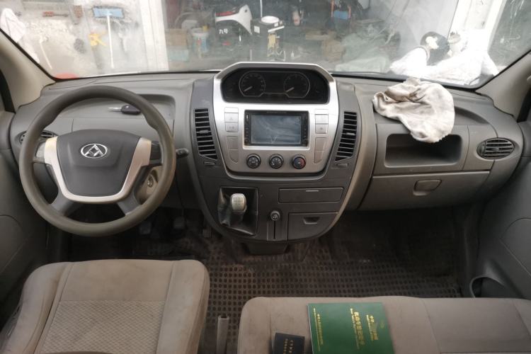 Used SAIC MAXUS Xintu V80 2017 2.5T 6-Speed Manual Aoyuntong National V Short Wheelbase Mid-Height 5/6/10-Seater Center Console