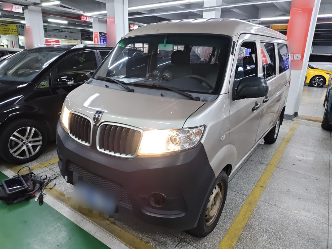 Под передней частью автомобиля