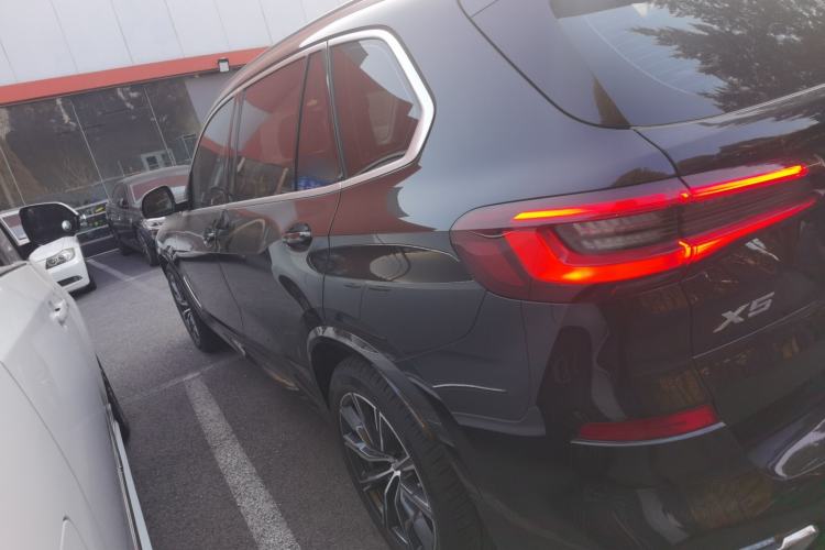 Used BMW X5 2022 xDrive 30Li Luxury M Sport Package
