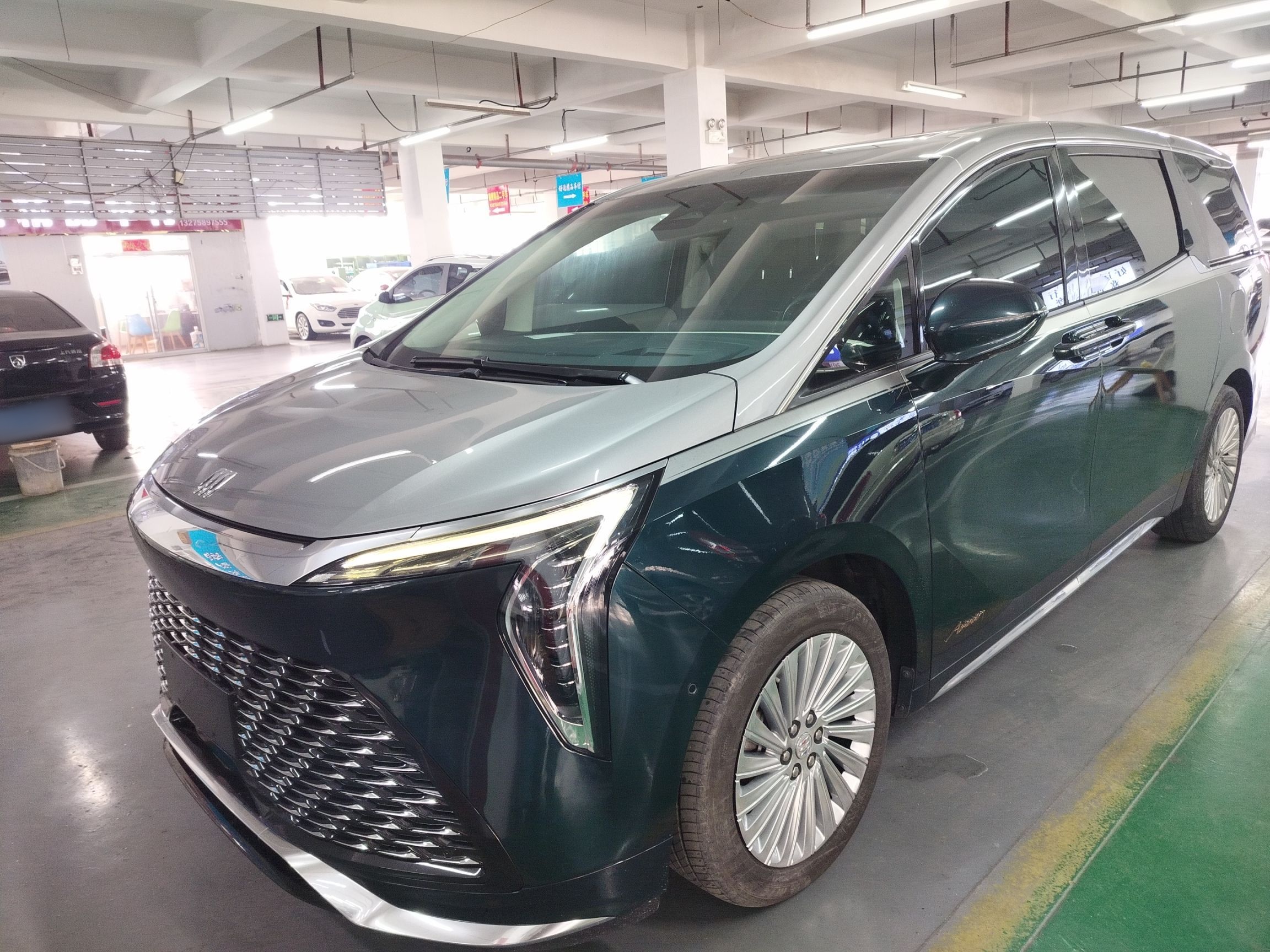 تحت مقدمة السيارة