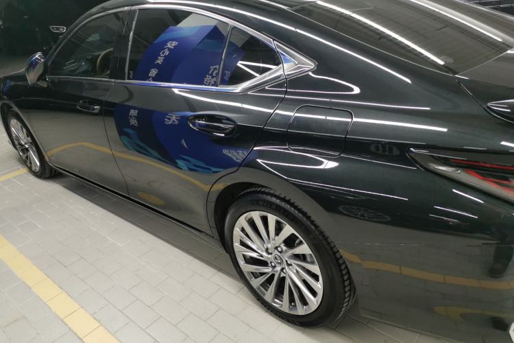 Used Lexus ES 2025 300h Deluxe Edition
