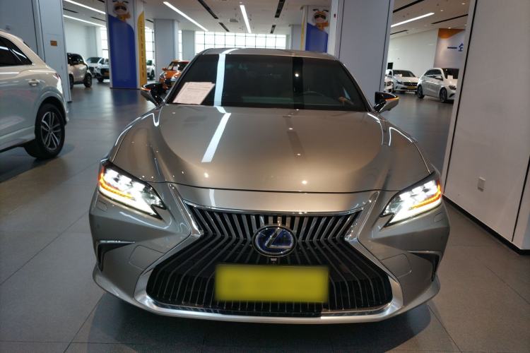 Used Lexus ES 2020 300h Deluxe Edition
