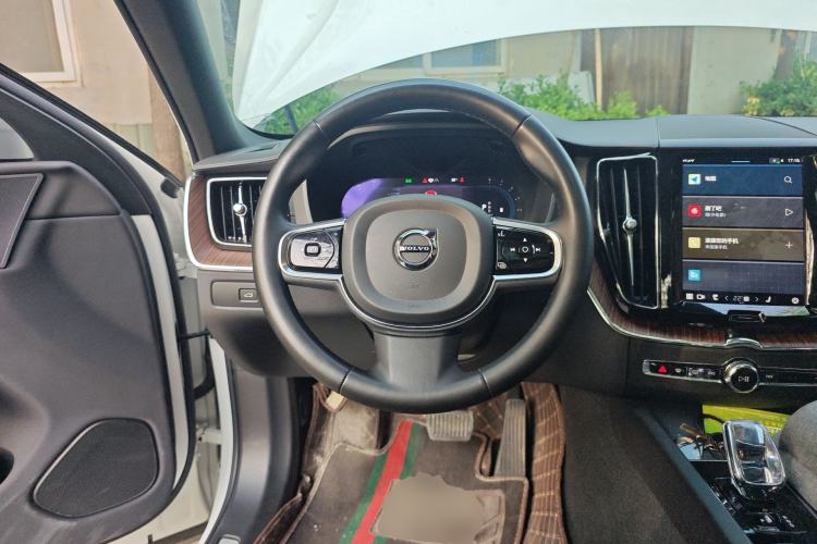 Used Volvo XC60 2024 B5 4x4 Smart Luxury Edition Steering Wheel
