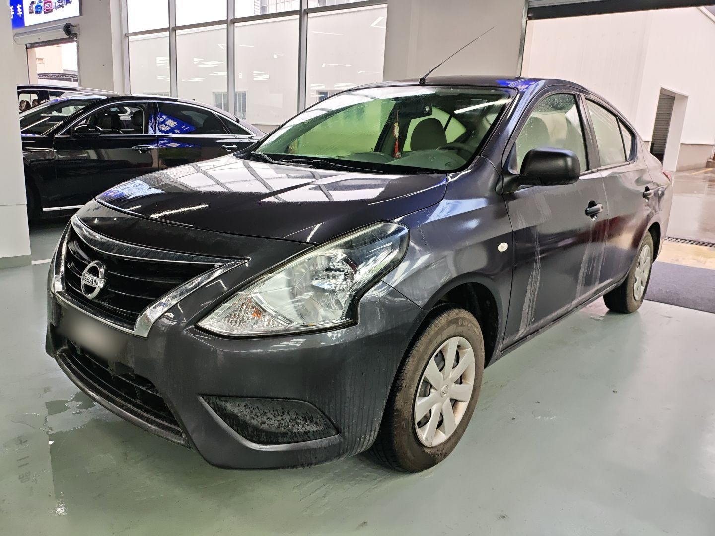 تحت مقدمة السيارة