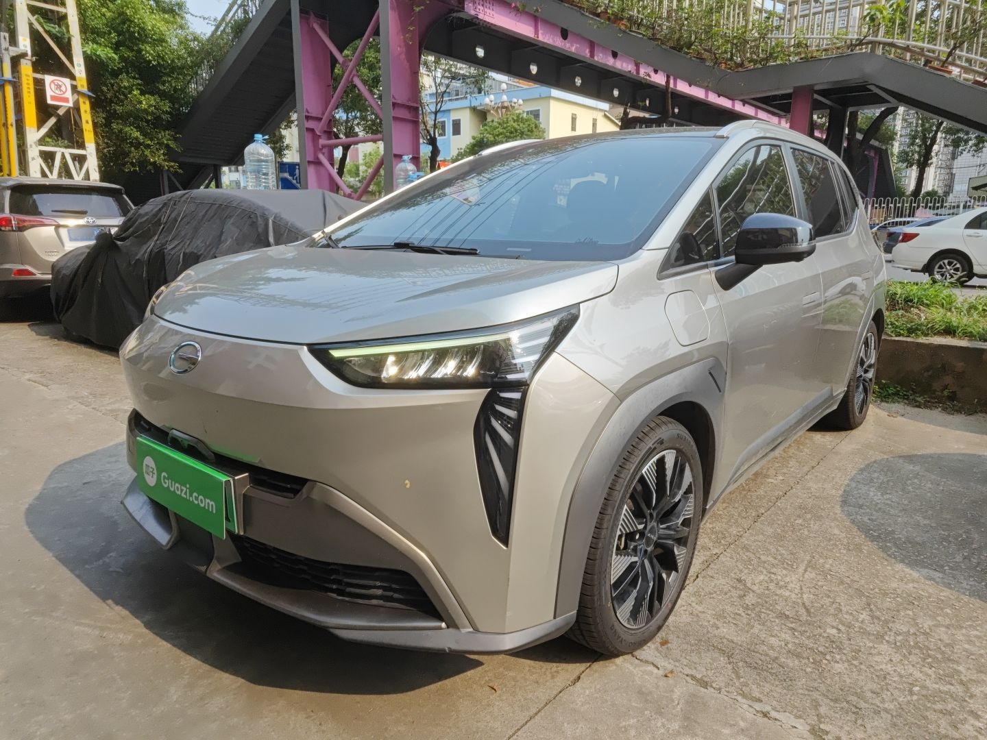 Под передней частью автомобиля