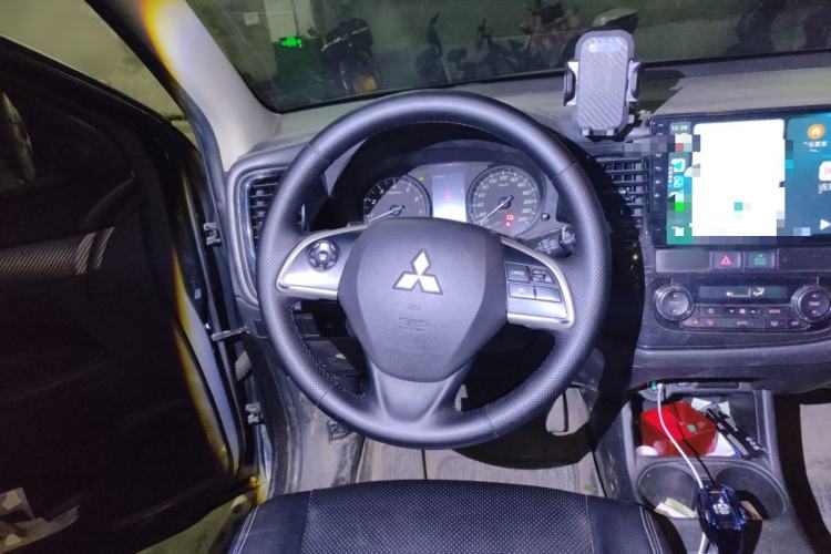 Used Mitsubishi Outlander 2014 2.4L 4x4 Deluxe Value Edition 7 Seats Steering Wheel