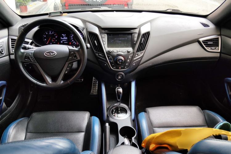 Used Hyundai Veloster 2015 1.6T Automatic Luxury Edition Center Console