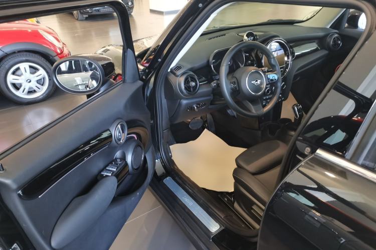 Used MINI MINI 2023 Updated 1.5T COOPER Artist Five-Door Edition
